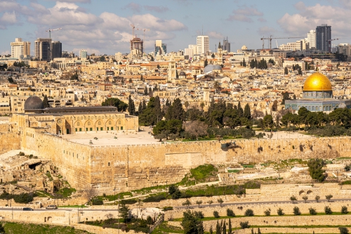Crédito da foto: Foto de Yasir Gürbüz: https://www.pexels.com/pt-br/foto/cidade-meio-urbano-ceu-nuvens-11696778/ Jerusalém, Israel