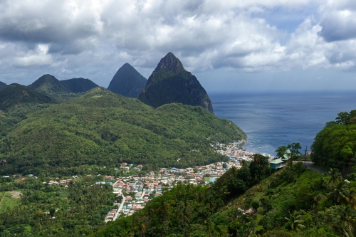 Crédito da foto: Foto de Simon Hurry: https://www.pexels.com/pt-br/foto/mar-cidade-meio-urbano-panorama-8673076/ Castries