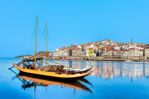 Crédito da foto: Foto de Armando Oliveira: https://www.pexels.com/pt-br/foto/portugal-vista-panoramica-do-centro-historico-do-porto-na-orla-do-rio-passeio-de-barco-rabelo-no-rio-douro-porto-29398073/ Cidade do Porto
